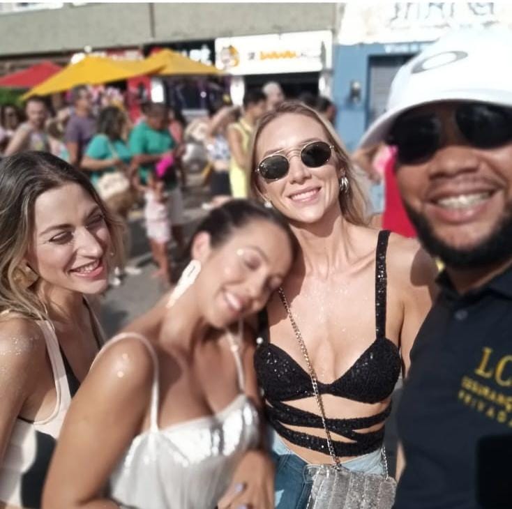 Amigas curtindo o Carnaval de Salvador