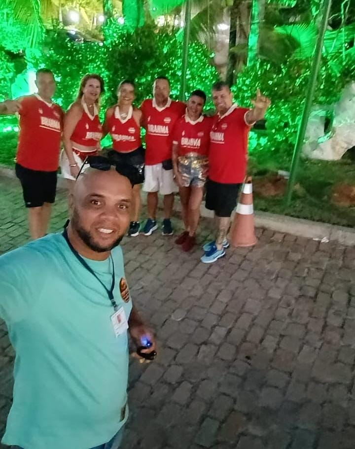 Grupo com motorista da Léo Tour no Carnaval